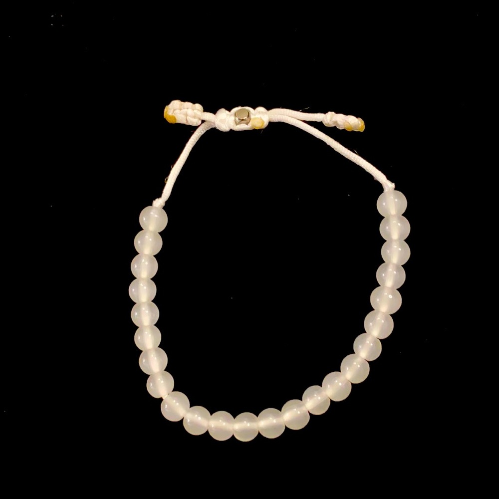 Hand-beaded glass bracelet, sliding closure.